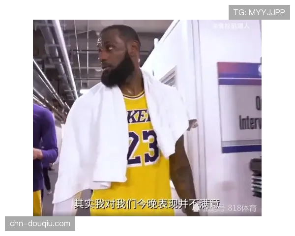 从更衣室到飞机：记录一支球队在四天三赛的客场之旅中的行程