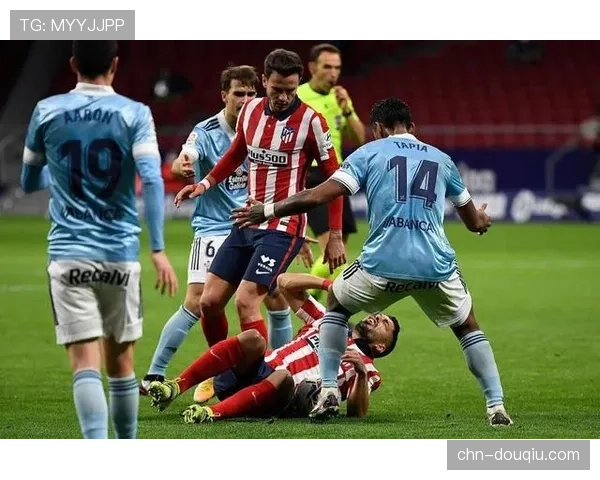 雨战影响，塞尔塔对阵阿尔梅里亚的比赛出现多次传球失误